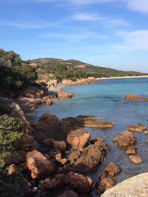 A coastal landscape with rocky terrain and a beach. - Spacious, charming duplex with air conditioning and Wi-Fi in the heart of the citadel (Bonifacio)