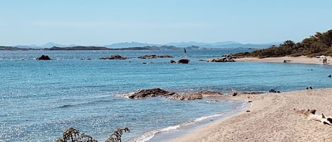 På stranden, solstolar och strandhanddukar