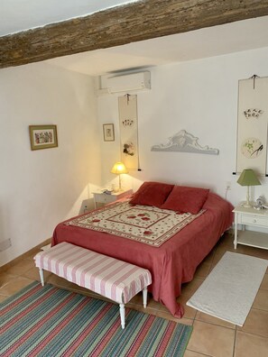 2 bedrooms, iron/ironing board, travel cot, free WiFi - Large charming duplex, air-conditioned and WiFi in the heart of the citadel  (Bonifacio)