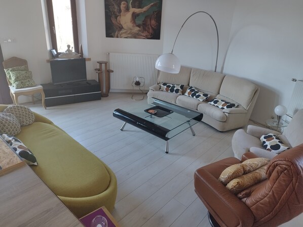 TV, DVD player, books, stereo