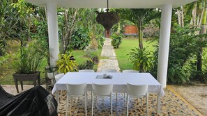 Outdoor dining - Chic Room in a beautiful 1930s Art Deco property (Petit Bourg)