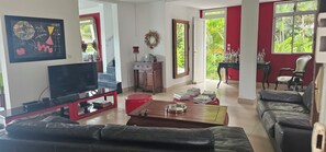 Smart TV - Chic Room in a beautiful 1930s Art Deco property (Petit Bourg)