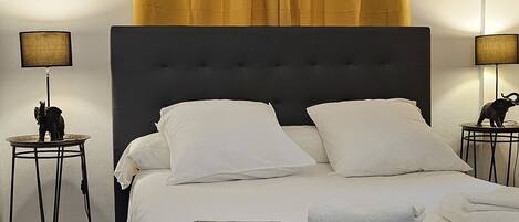 1 slaapkamer, geluiddichte muren, een strijkplank/strijkijzer