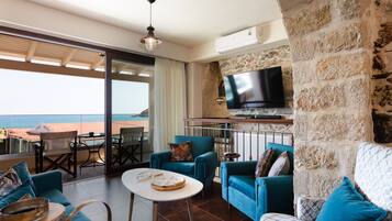 TV, videogiochi, lettore DVD, libri