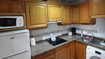 Een koelkast, een microgolfoven, een kookplaat