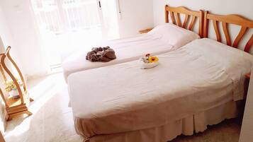 2 dormitorios, tabla de planchar con plancha, cuna de viaje