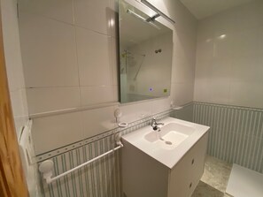 Duschwanne, Haartrockner, Bidet, Handtücher