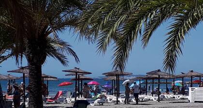 Zentral gelegenes Haus, Terrasse, nahe am Strand und Zentrum, Klimaanlage, WiFi.