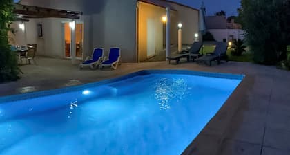 Villa on one level - air con/Pool/Garden - Near beaches shops restaurants
