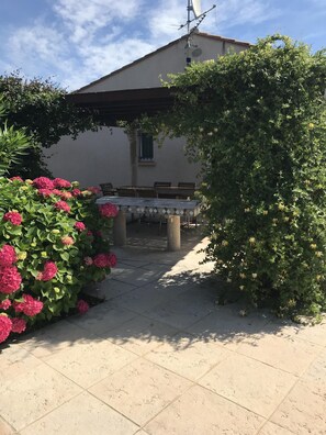 Outdoor dining -   Villa on one level - air con/Pool/Garden - Near beaches shops restaurants (Saint-Cyprien)