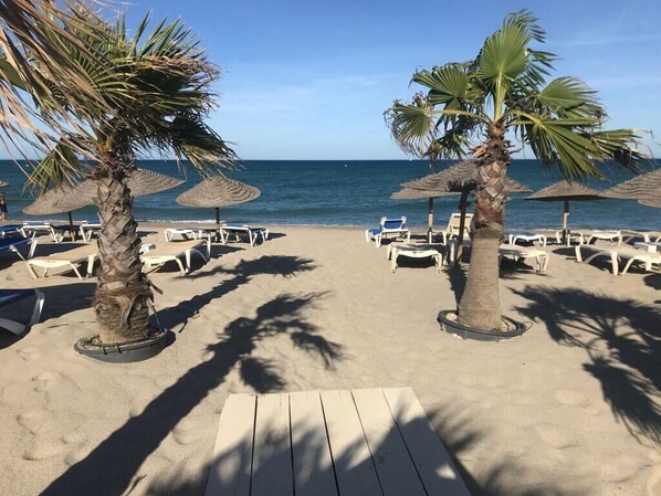 Plage à proximité, chaises longues