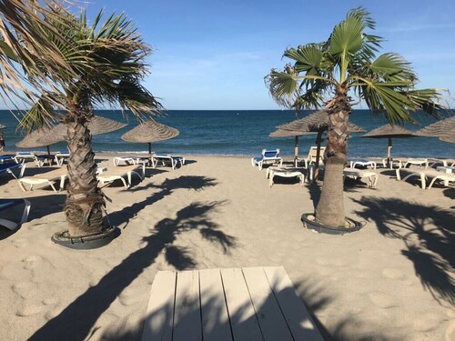   Villa on one level - air con/Pool/Garden - Near beaches shops restaurants