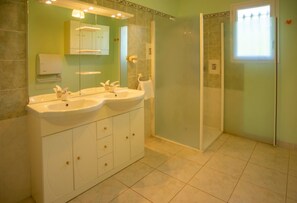 Regadera, jabón, papel de baño 
