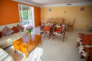 Smart TV, lettore DVD, libri, biblioteca musicale