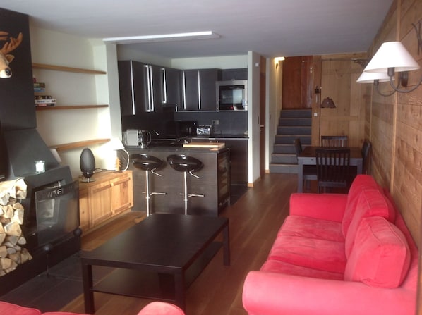 Televisión, chimenea, estéreo