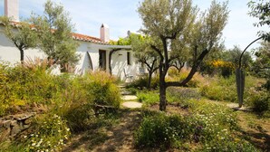 A garden with a pathway leading to a white building with a red-tiled roof. - El Morusco, huge views, perfect mountain walks, beaches & exploring Andalusia (torrox)