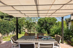 Outdoor dining - Eco-friendly house, nature, sea, wifi, air conditioning, garden, parking (Costa Rei)