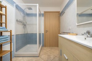 Douche, sèche-cheveux, bidet, serviettes fournies
