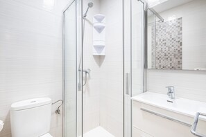 Douche, sèche-cheveux, serviettes fournies