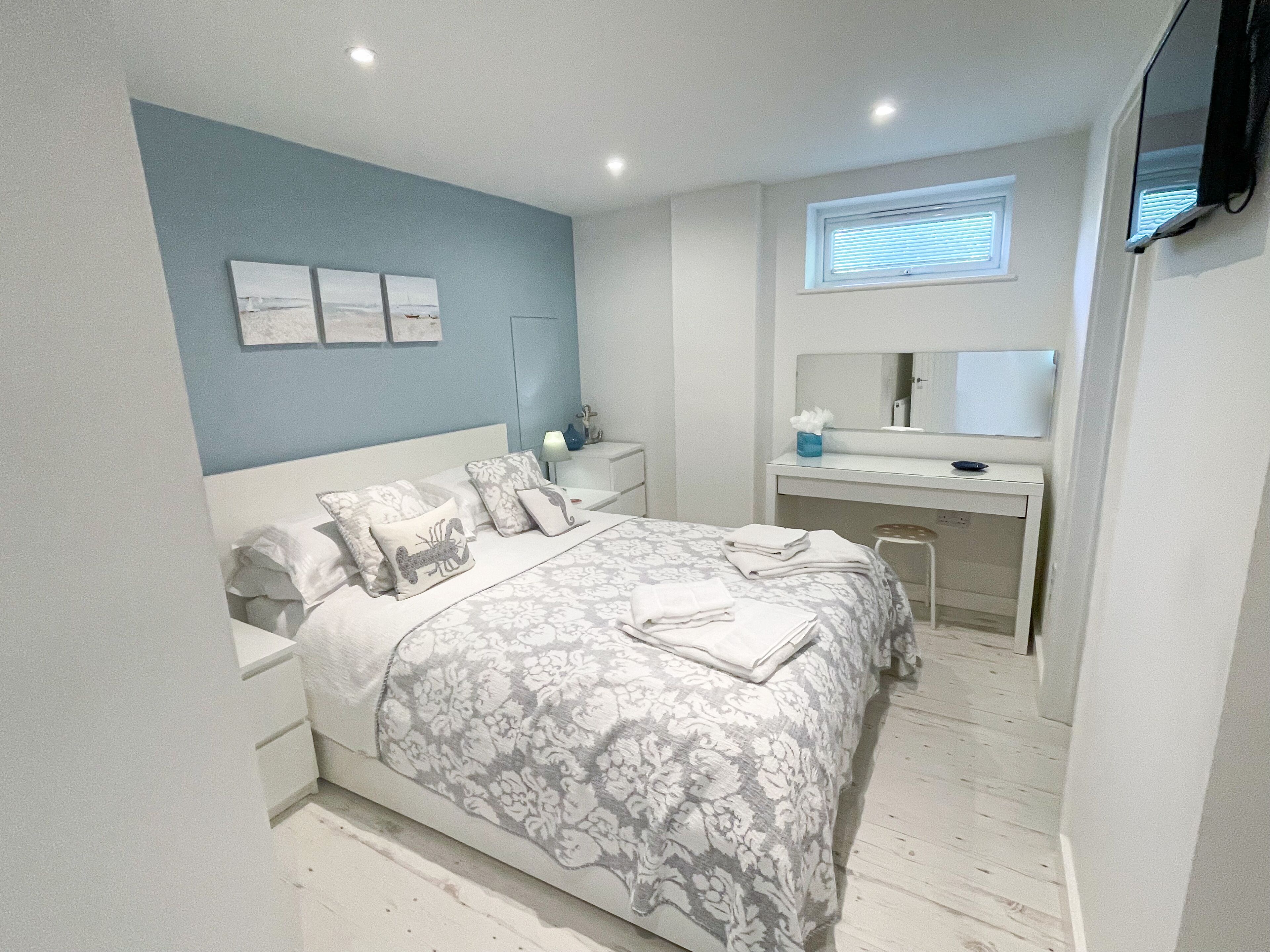 2 dormitoris, planxa i posts de planxar i un bressol de viatge 