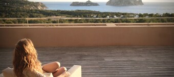 Luxury Apartment With Panoramic Ocean Views