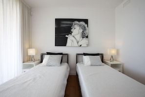 4 soverom, safe på rommet, strykejern/-brett og reiseseng for barn