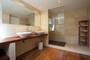 Een bad/douchecombinatie, een haardroger, een bidet, handdoeken
