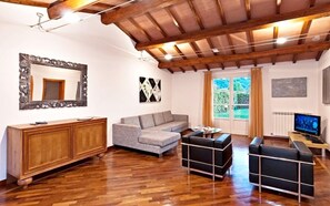 Télévision, lecteur de DVD, table de tennis de table, livres