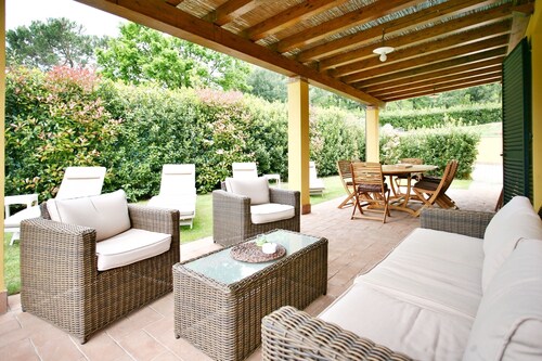 Miellyttävä huvila / yksityinen uima-allas / yksityinen puutarha / poreallas