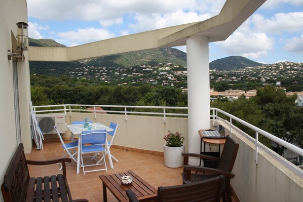 Outdoor dining - Very nice apartment near conditioning creeks, beaches and downtown (Cavalaire-sur-Mer)