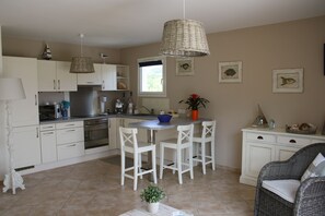 Fridge, microwave, oven, stovetop - Very nice apartment near conditioning creeks, beaches and downtown (Cavalaire-sur-Mer)