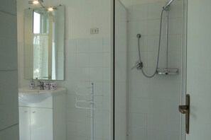 Shower, bidet, towels