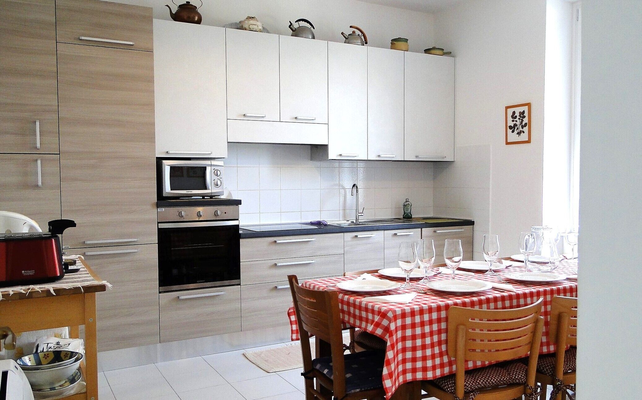 Kylskåp, mikrovågsugn, ugn och spishäll