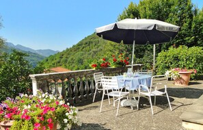 Outdoor dining - Villa, private pool,mountain views. Aircon included in price. Visit cinqueterre! (Vigneta)