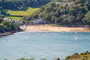 بالقرب من الشاطئ