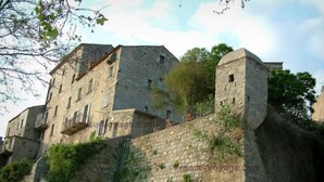 A historic stone building with multiple levels, featuring balconies and a fortified wall. - Apartment/ flat - Sartène (Sartène)