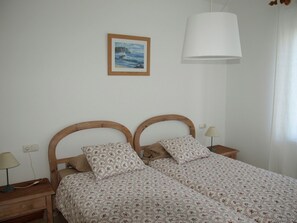 1 habitación, tabla de planchar con plancha, wifi gratis y ropa de cama