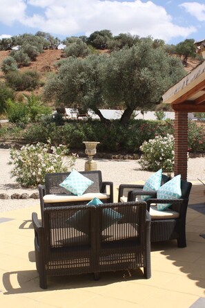 Terrace/patio - Secluded villa with fabulous pool and jacuzzi, in a beautiful tranquil location (Loja)