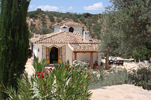 Secluded villa with fabulous pool and jacuzzi, in a beautiful tranquil location