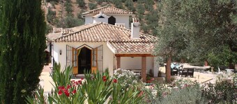 Secluded villa with fabulous pool and jacuzzi, in a beautiful tranquil location