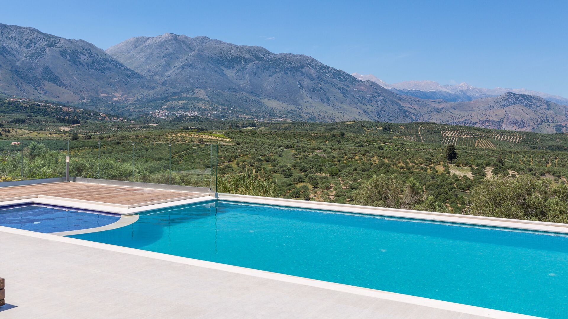 Una piscina con vista sulle montagne e sui vigneti.