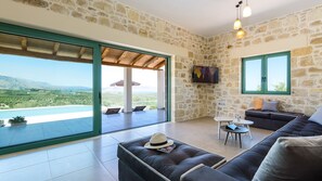 Smart TV, video games, table football, ping pong - Villa Sugar- 2 km from the beach (Rethymno)