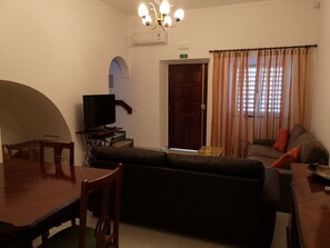 Télévision, lecteur de DVD, chaîne hi-fi