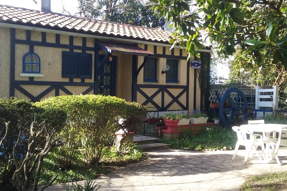 A PRETTY FRENCH DETACHED HOUSE IN A NICE GARDEN-10mn for Beaches or La Rochelle