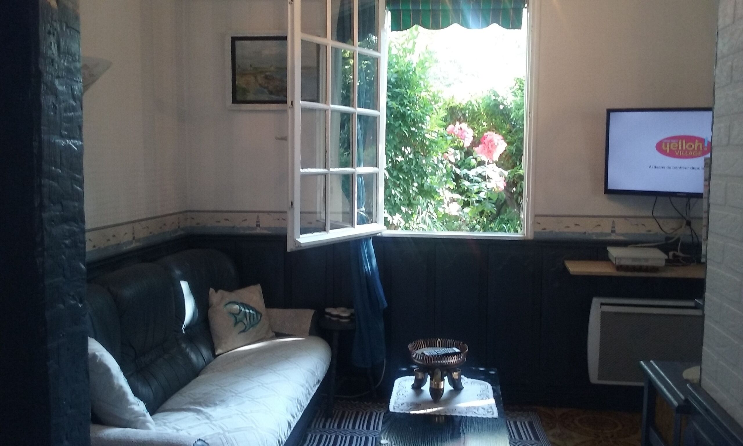 A PRETTY FRENCH DETACHED HOUSE IN A NICE GARDEN-10mn for Beaches or La Rochelle