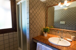 Dusche, Haartrockner, Bidet, Handtücher