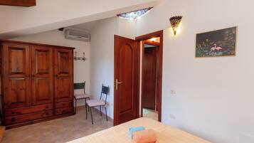 2 bedrooms, iron/ironing board, WiFi