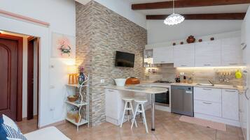 Jääkaappi, mikroaaltouuni, uuni, liesi