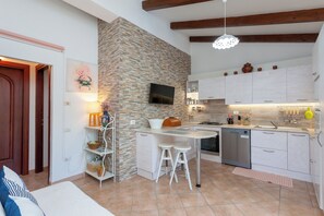 Frigorífico, microondas, horno y placa de cocina