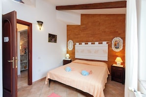 2 dormitoris, planxa i posts de planxar, un bressol de viatge i wifi